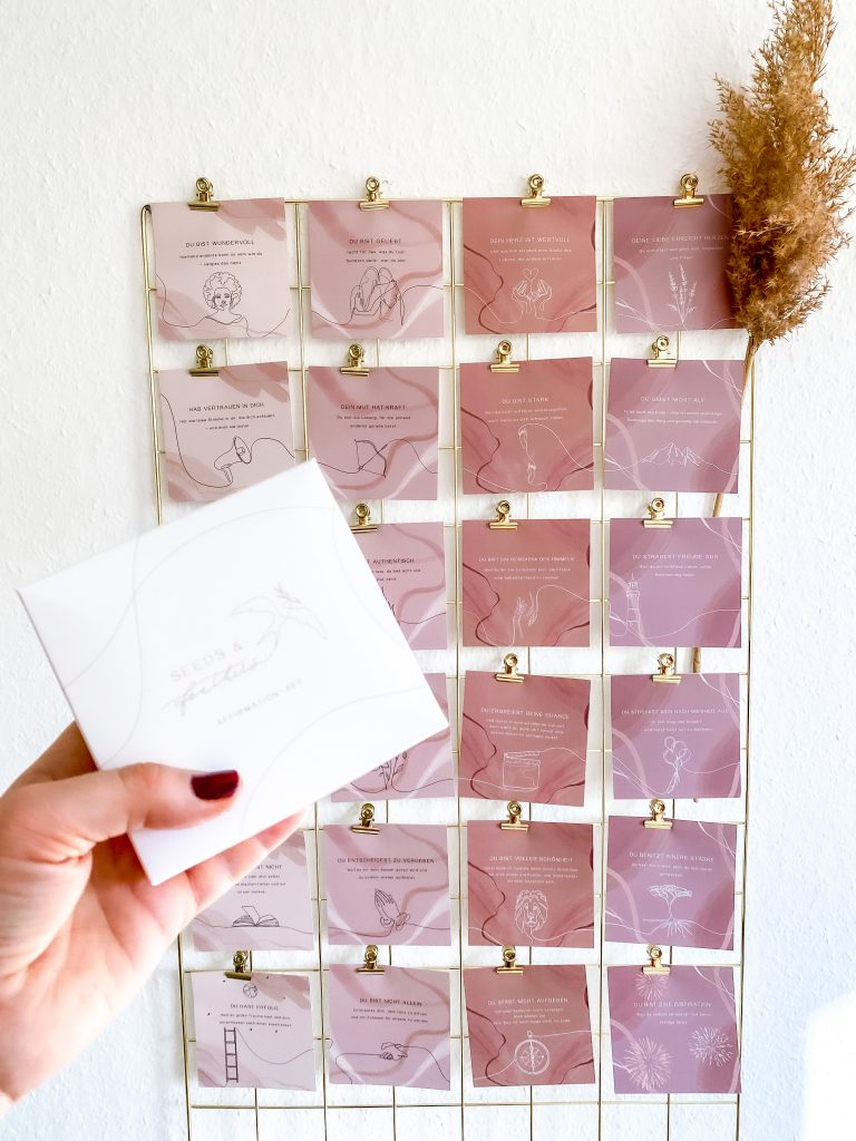 Affirmation Set als Adventskalender: 24 Karten mit Klammern an einem Gitter aufgehängt
